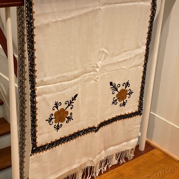 Afghan wool shawl cream-white fabric, hand stitched gold and black embroidery. - Picture 4 of 8